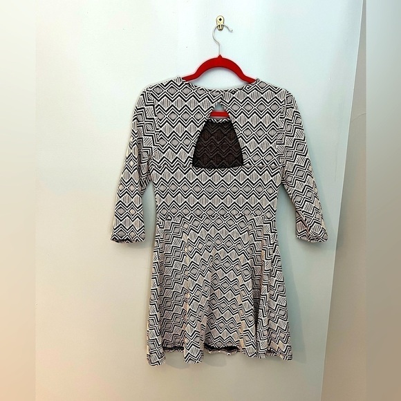 Women’s ONE CLOTHING 3/4 Sleeve Dress - Size L - Picture 2 of 3